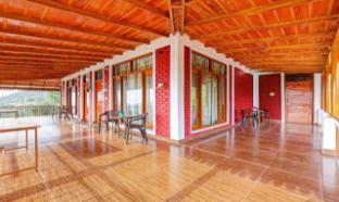 omvilla with mountain view