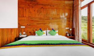 omvilla with mountain view