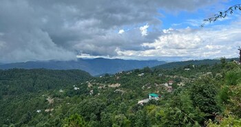 omvilla with mountain view