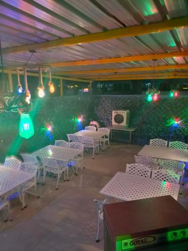 modest rooms by libra