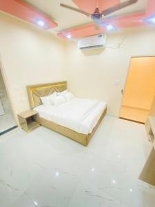 modest rooms by libra