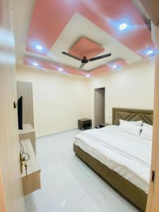 modest rooms by libra