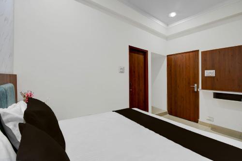 Hotel D C Grand,,2 star