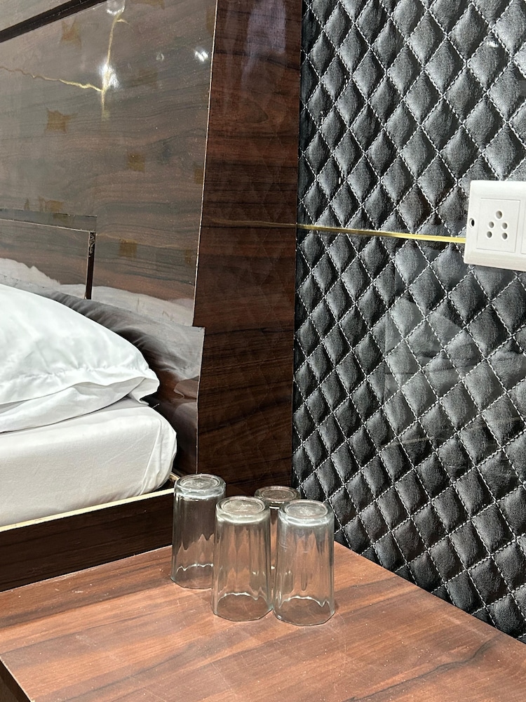 anushri lodge and restaurants