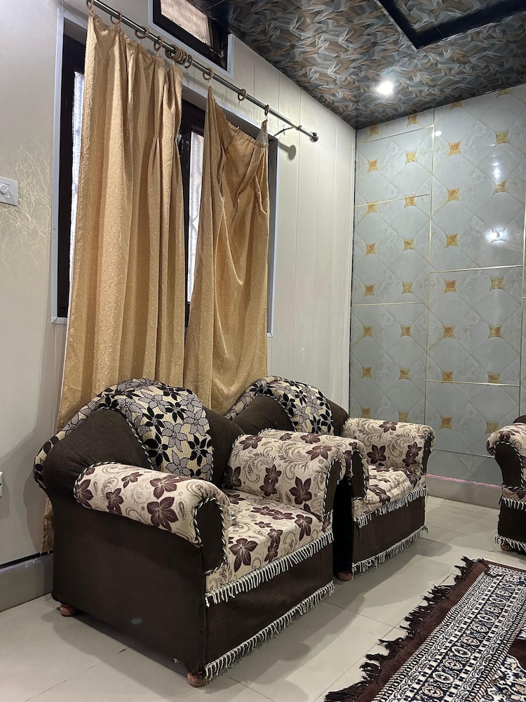 anushri lodge and restaurants