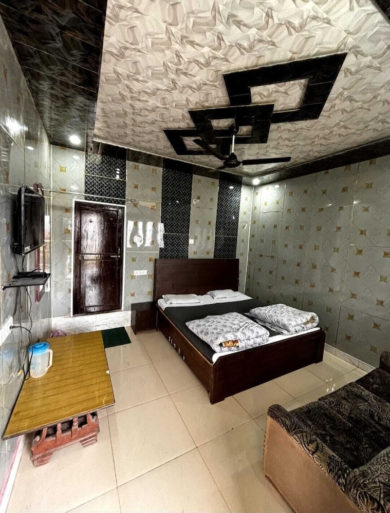 anushri lodge and restaurants