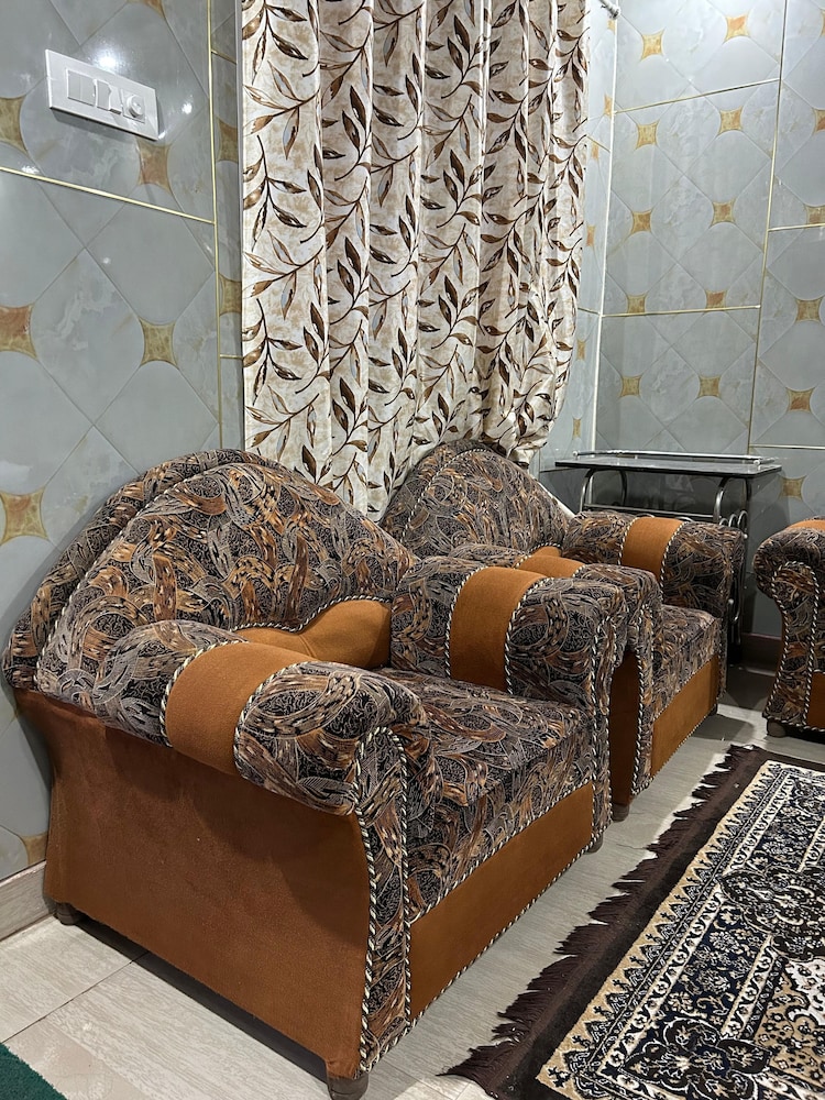 anushri lodge and restaurants