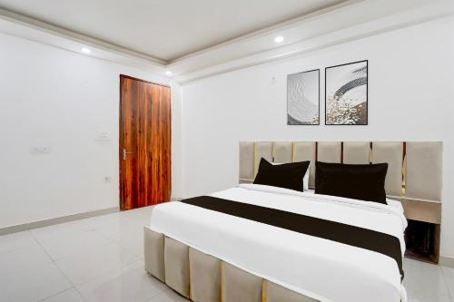 Hotel O Oshiva Stay,,4 star