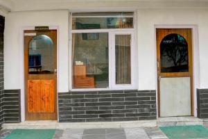hotel o mall road manali downtown hadimba temple