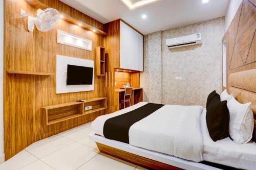 Townhouse Oak Model Town Rohtak,,4 star