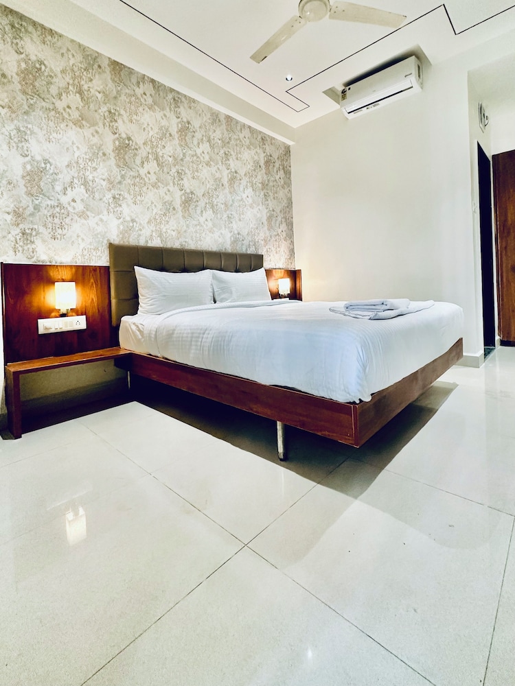 hotel staybird cove kharadi