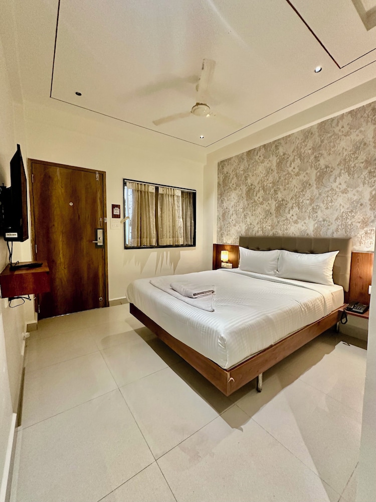 hotel staybird cove kharadi