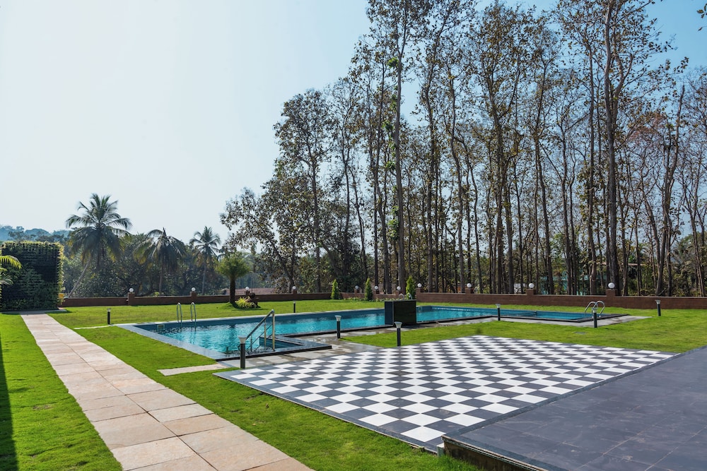 hotel holiday village