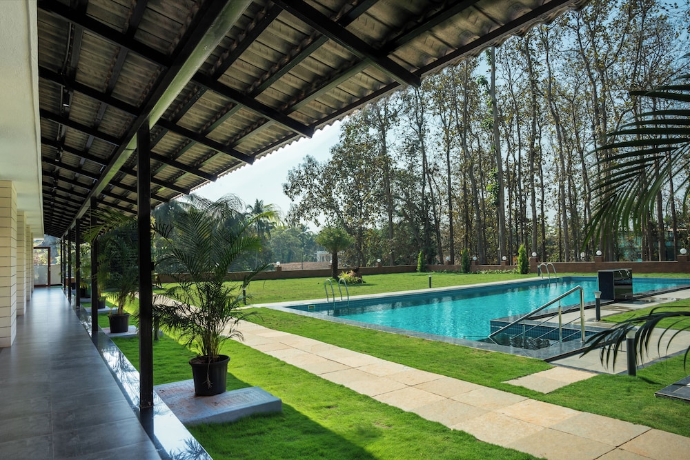 hotel holiday village