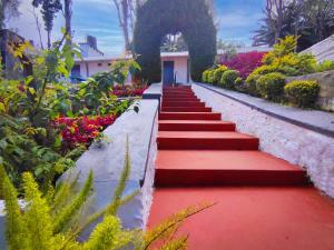 7 roads resort 50mts to lake