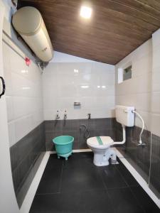 7 roads resort 50mts to lake