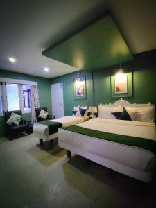 7 roads resort 50mts to lake