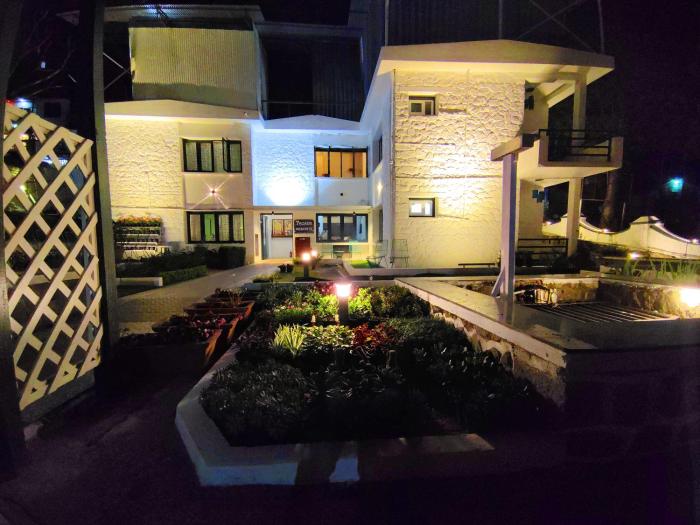 7 roads resort 50mts to lake