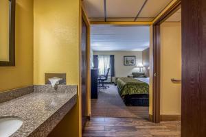 quality inn tully i 81