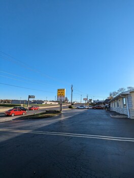 Best Way Inn,3679 N Lindbergh Blvd,3 star