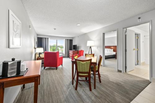 independence stay hotel and suites
