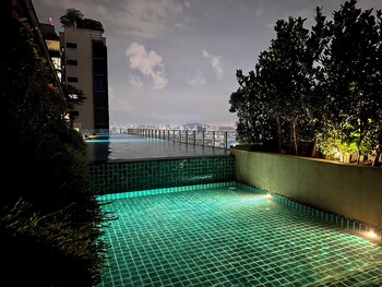 Premium Retreat Suite Icon City,,3 star