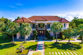 luxury 6 bed mansion cas