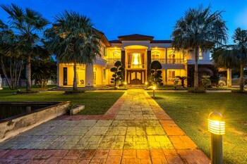 luxury 6 bed mansion cas