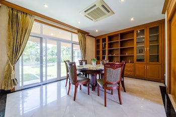 luxury 6 bed mansion cas