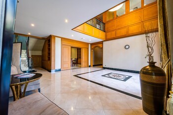 luxury 6 bed mansion cas