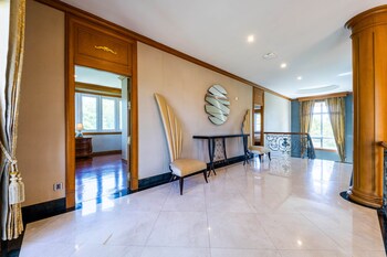 luxury 6 bed mansion cas