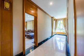 luxury 6 bed mansion cas