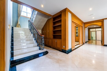 luxury 6 bed mansion cas