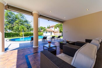 luxury 6 bed mansion cas