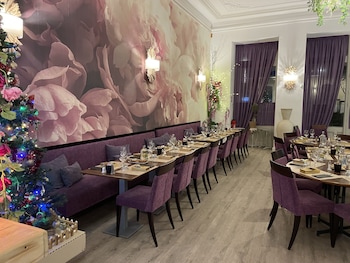 Luberon L’Hôtel Restaurant,785 Avenue Victor Hugo,0 star