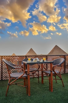 nefertari pyramids view inn