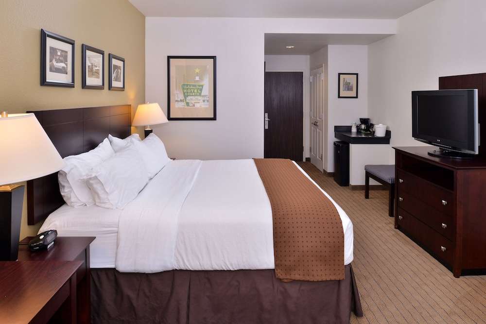 holiday inn madison at the american center by ihg