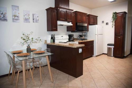 3Bd 2Bt Town Suite Minutes Away Medical Center,,2 star