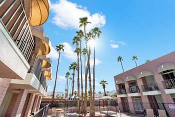 palm desert suites