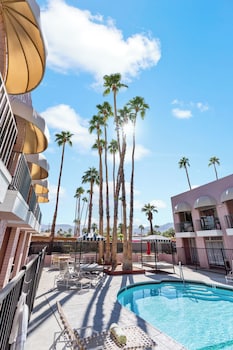 palm desert suites