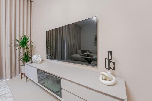 new luxe 3br vida marina great views
