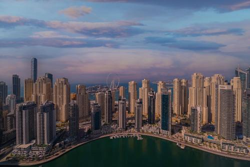 new luxe 3br vida marina great views