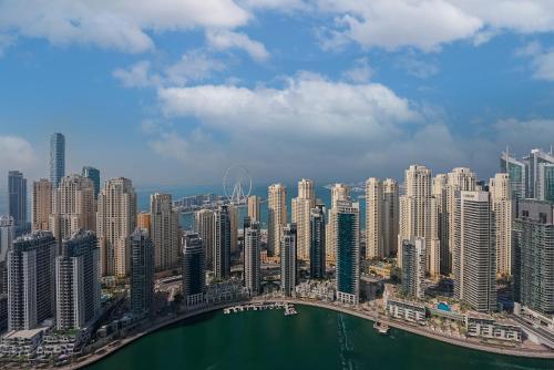 new luxe 3br vida marina great views