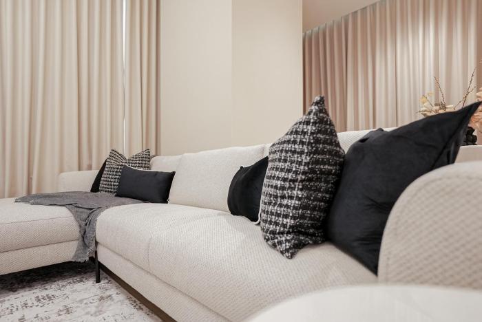 luxe living spacious 2br marina gate