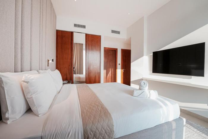 luxe living spacious 2br marina gate