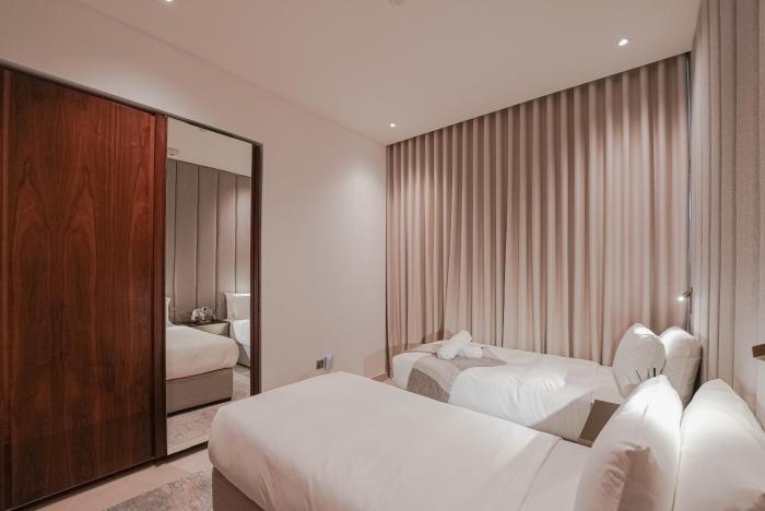 luxe living spacious 2br marina gate