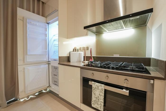 luxe living spacious 2br marina gate