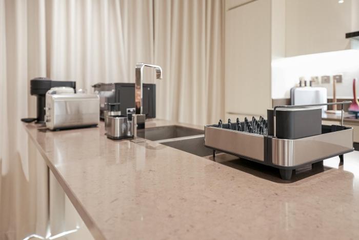 luxe living spacious 2br marina gate