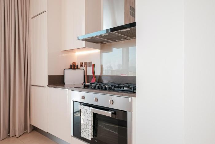 luxe living spacious 2br marina gate