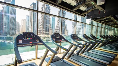 luxe living spacious 2br marina gate